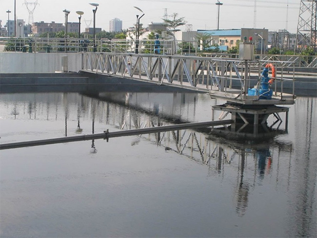 環(huán)保設備刮吸泥機